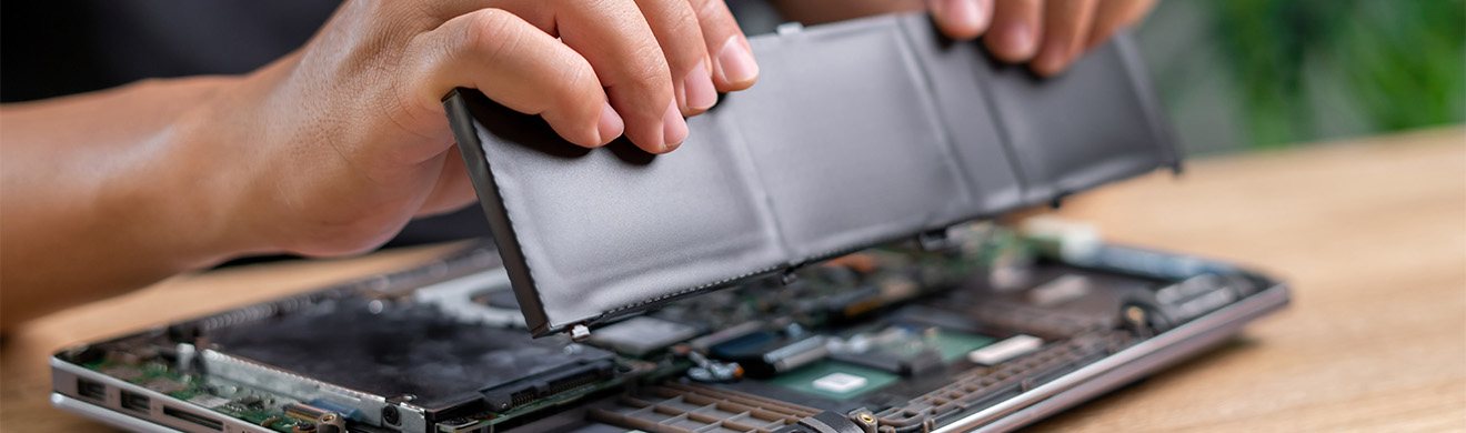 Techniker ersetzt die Batterie eines Laptops in Bad Homburg während der Computerreparatur und bietet Wartungsservice.