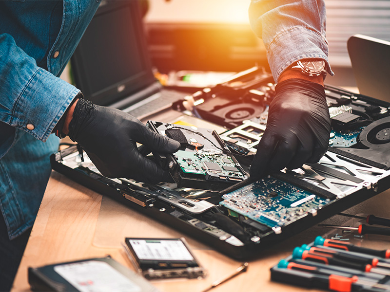 Techniker führt eine Datenrettung an einem defekten Computer in Bad Homburg durch, um verlorene Daten zu sichern.