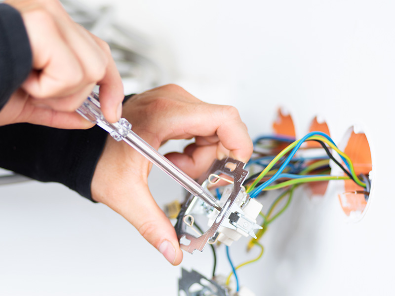 Elektroinstallation in Neu-Anspach mit Elektriker bei der fachgerechten Montage und Verkabelung elektrischer Leitungen und Anschlüsse.