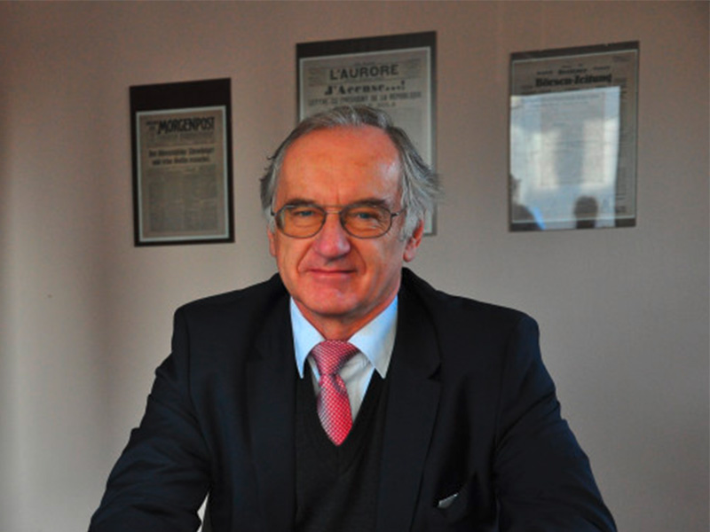 Rechtsanwalt Bernd Schweitzer sitzt am Schreibtisch in seinem Besprechungsraum in Bad Homburg, spezialisiert auf Erbrecht.