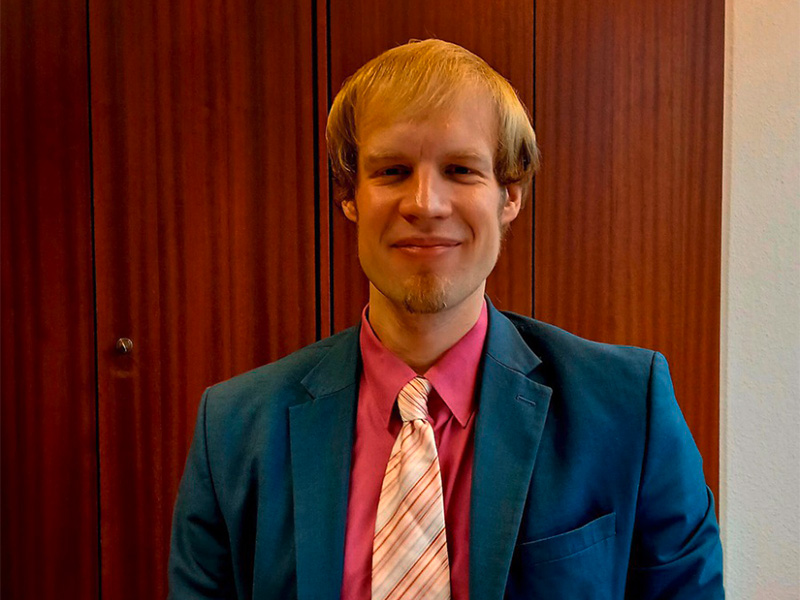 Rechtsanwalt Timo Schweighöfer sitzt am Schreibtisch in Bad Homburg, spezialisiert auf Erbrecht, Nachlass und Testament.