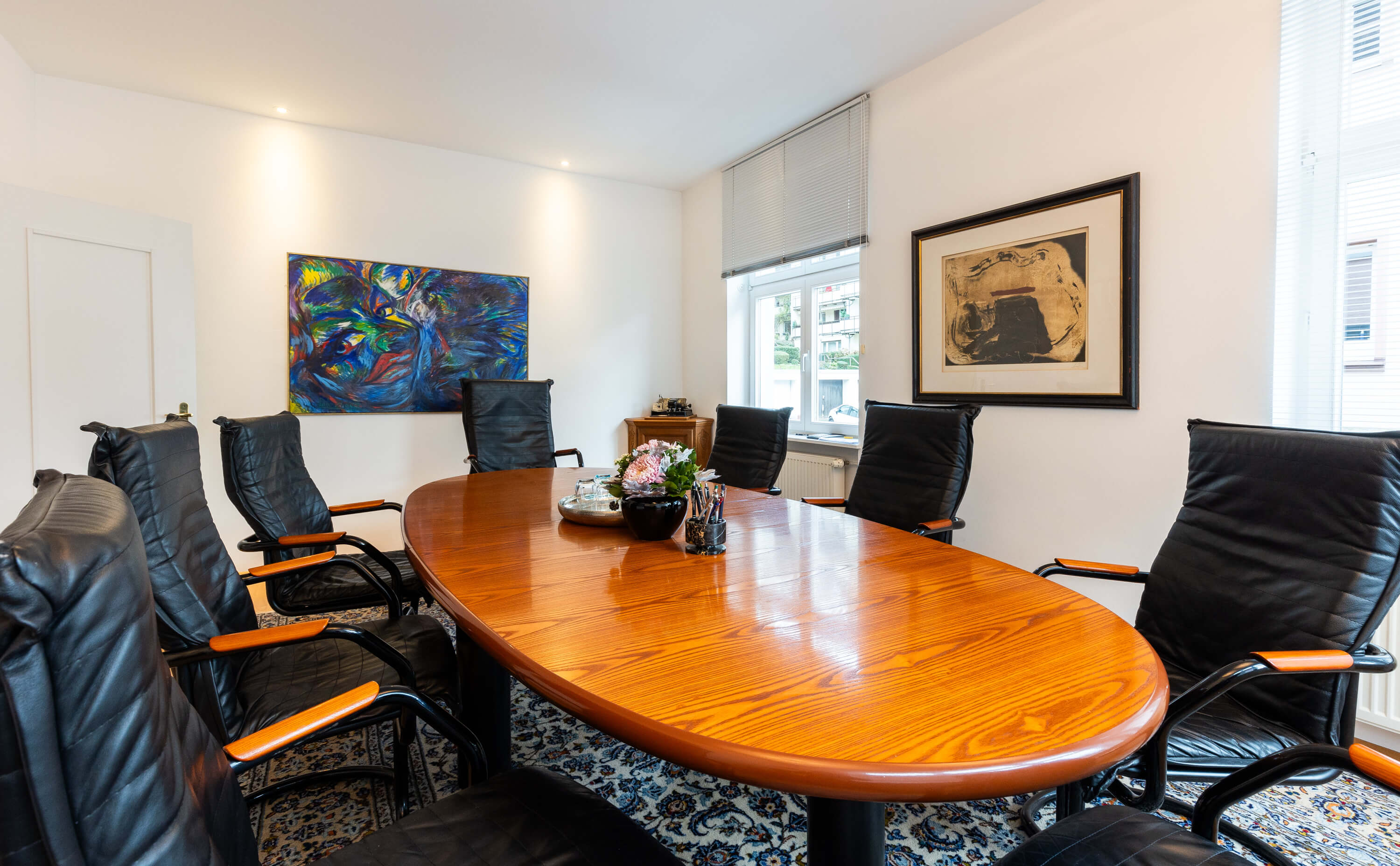 Besprechungsraum der Kanzlei Dr. Aumüller Königstein – moderner Konferenzbereich für Mandantenberatung und rechtliche Besprechungen.