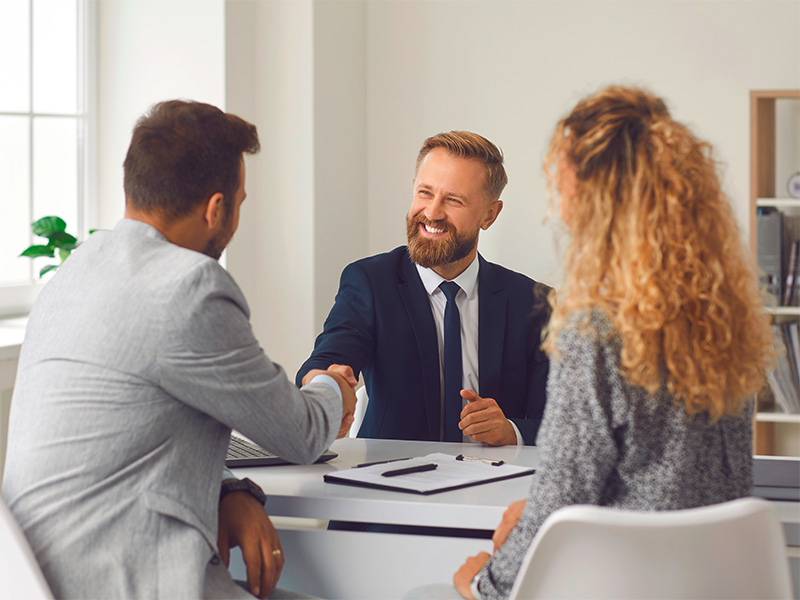 Ein Scheidungsanwalt in Königstein berät ein Ehepaar vertrauensvoll zu Trennung, Unterhalt und Sorgerecht.