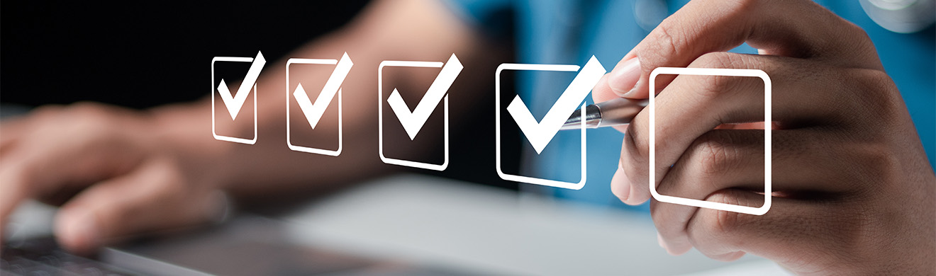 Ärztin füllt Gesundheitsfragebogen aus und markiert Checkliste während eines Gesundheits-Check-ups in moderner Praxisumgebung