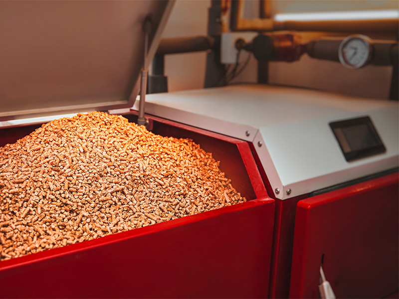 Erneuerbare Heiztechnik mit Wärmepumpe und Solarkollektoren im Haus oder Pelletheizung moderner Heizungstausch für Effizienz und Klimaschutz geplant.