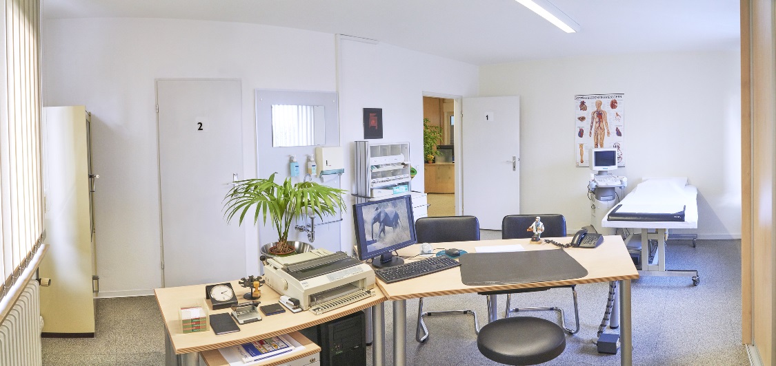 Modernes Behandlungszimmer der Praxis in Hofheim mit Untersuchungsliege und Ultraschallgerät, freundliche medizinische Umgebung für Phlebologie Termine.