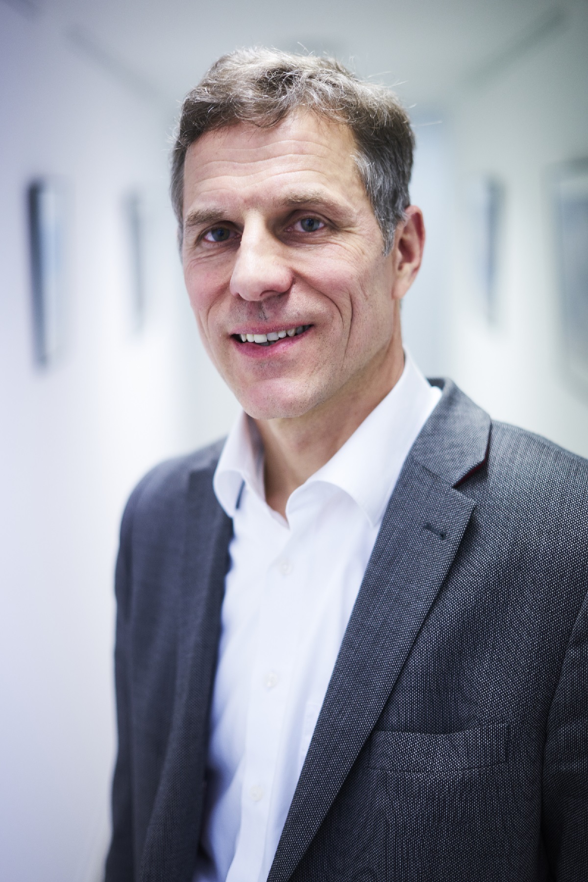 Porträt von Dr. Thilo Munk, Facharzt in Hofheim, Experte für Phlebologie, Venendiagnostik und patientenorientierte Betreuung.