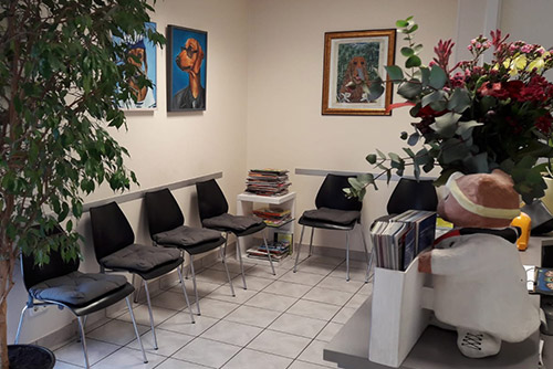 Helles tierärztliches Wartezimmer mit Sitzplätzen, Tierbesitzern und Haustieren in der Kleintierpraxis in Bad Homburg. 