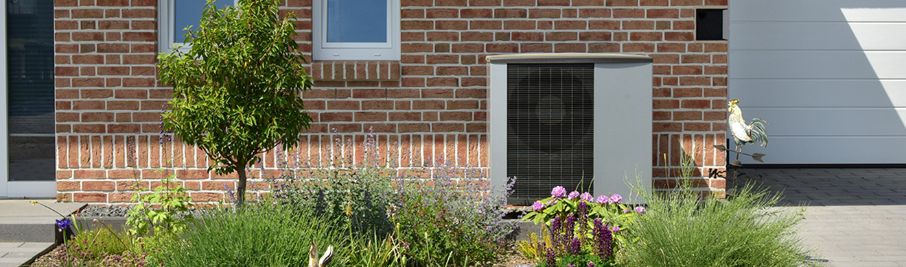 Luftwärmepumpe an modernem Wohnhaus in Bad Homburg installiert für effizientes Heizen und Warmwasserbereitung.